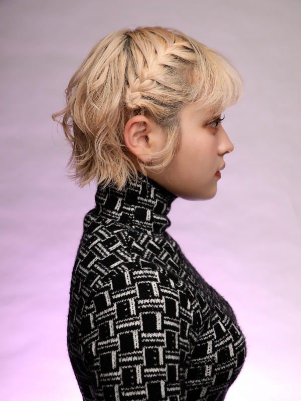 ハイトーンのショートボブを編み込みアレンジ