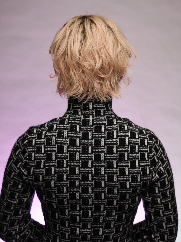 ハイトーンのショートボブを編み込みアレンジ