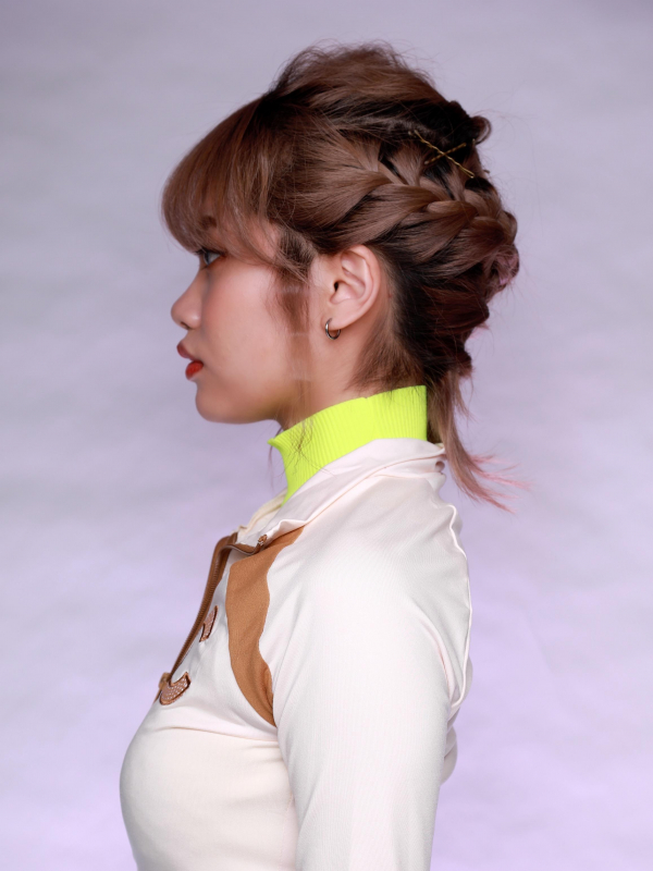 ハイトーンのミディアムボブを編み込みアレンジ