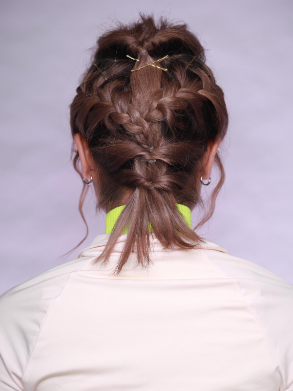 ハイトーンのミディアムボブを編み込みアレンジ