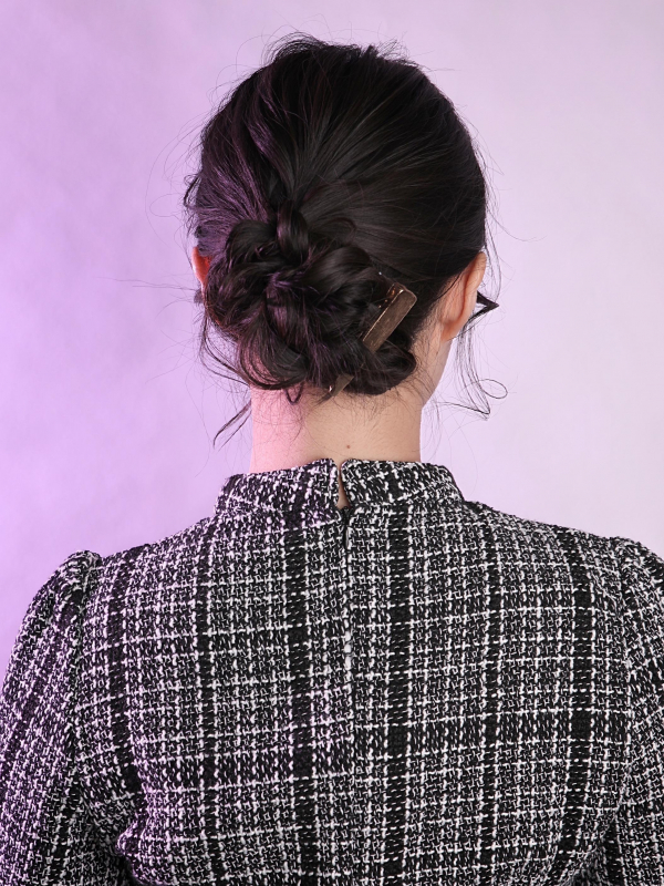 ミディアムヘアを編み込みでアップヘアにアレンジ