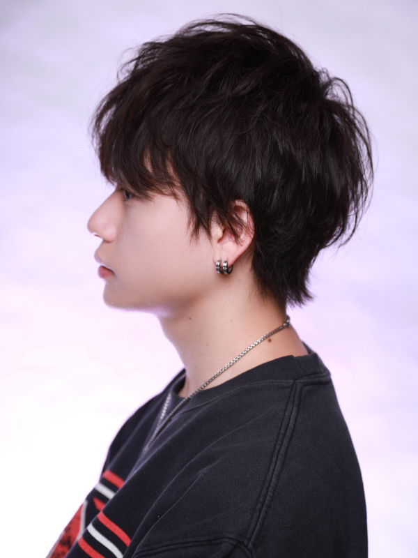 無造作なクセ毛風パーマがオシャレなメンズ×ミディアム