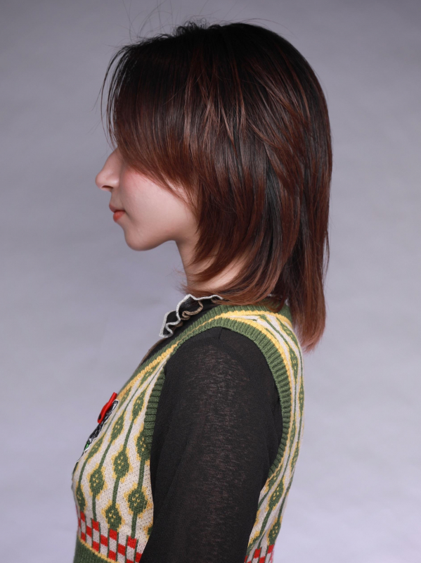 センターパートのミディアムヘアを韓国風のハッシュカットに