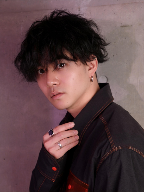 黒髪×パーマが大人っぽいメンズヘア