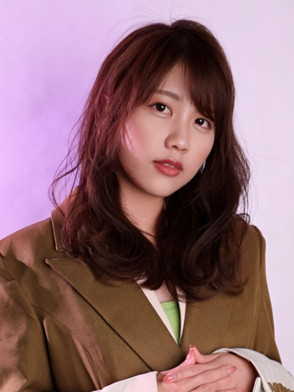 ナチュラルで大人っぽいムードのセミロング×パーマ