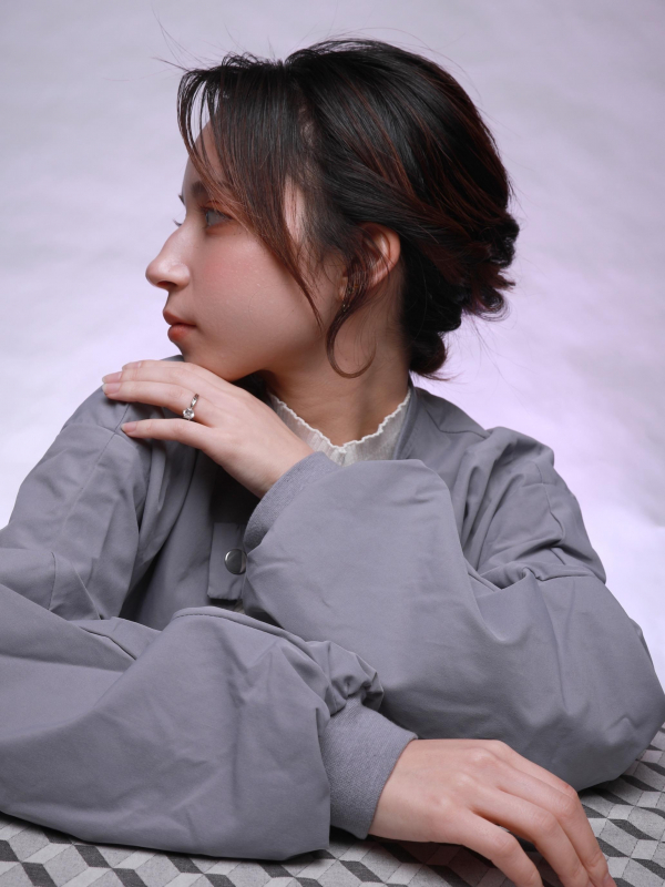 ミディアムのハッシュカットをアレンジ