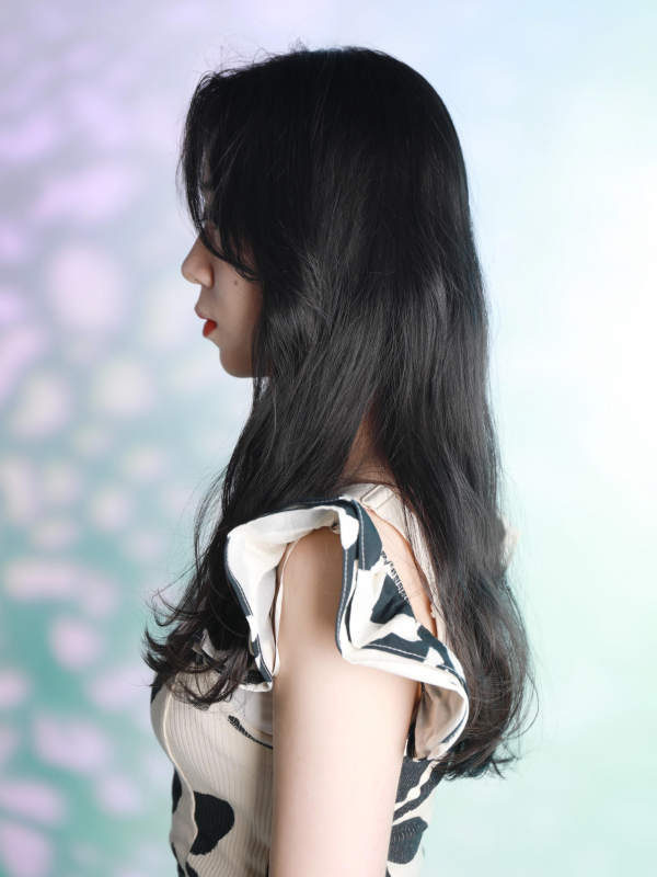 前髪なしの黒髪ロングを大人ムードの韓国風ウェーブヘアに