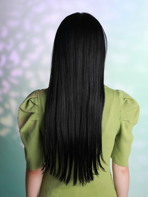 ワイドバングが個性的な黒髪×ストレートのロングヘア