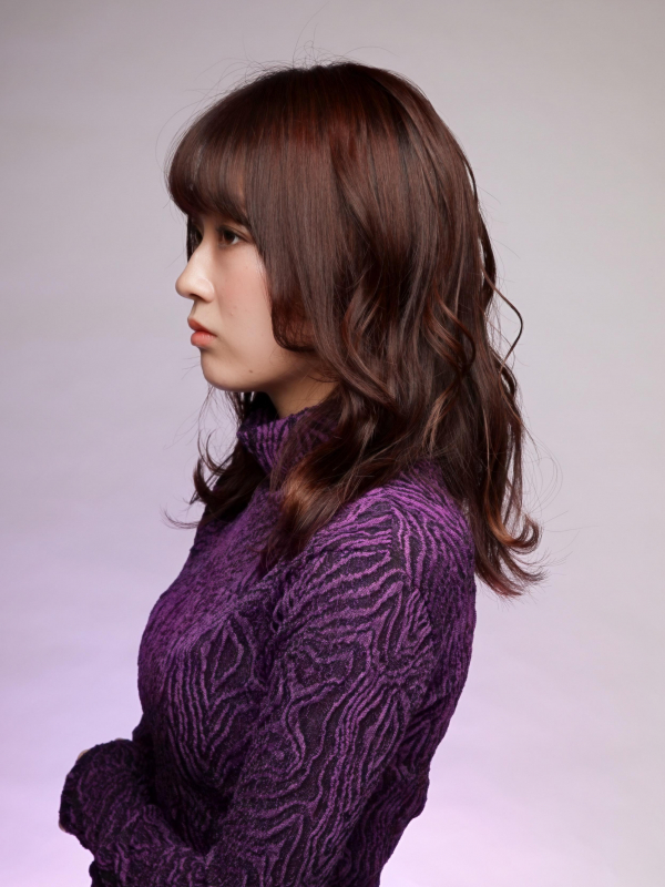 韓国風のミディアムヘアをウェーブで華やかに