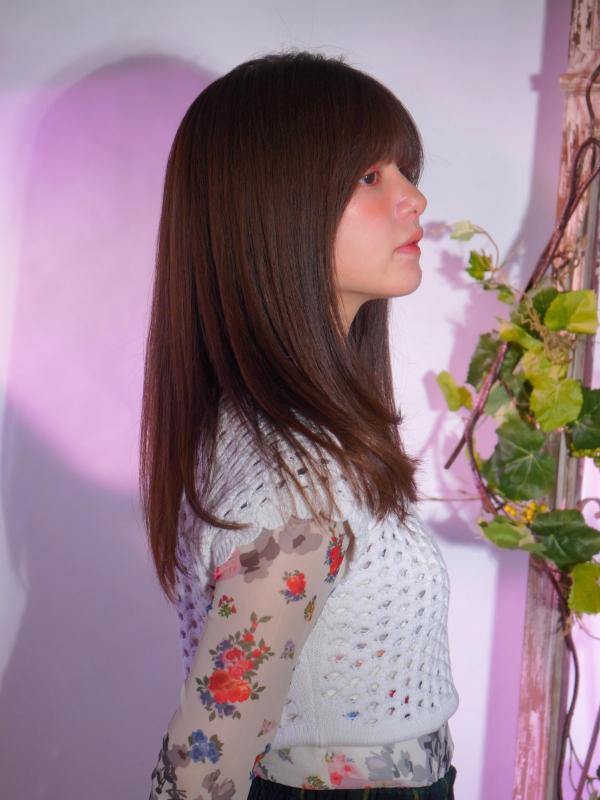 重めの毛先を内巻きに 前髪ありストレート×セミロング