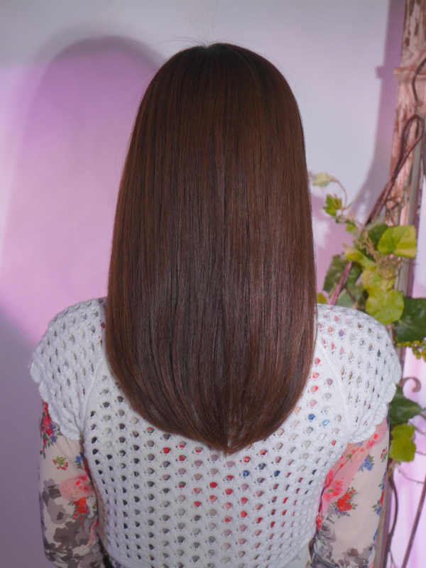 重めの毛先を内巻きに 前髪ありストレート×セミロング