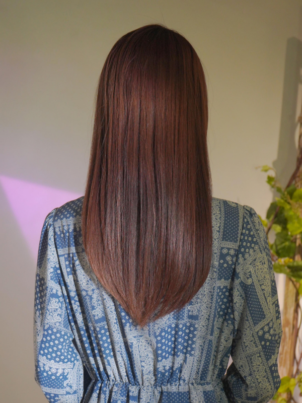 シースルーバングが可憐！艶やかストレートの内巻きセミロング