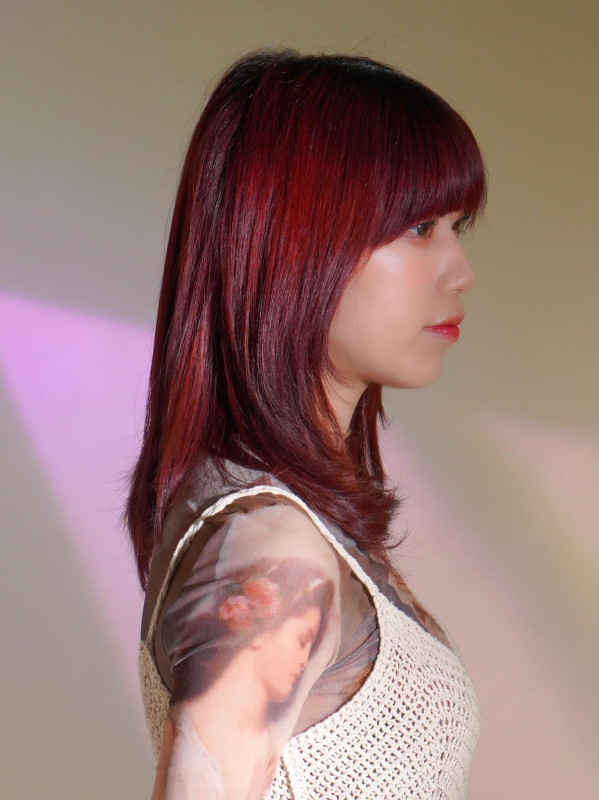 レッド系カラーと厚めバングが個性的なミディアム×レイヤー