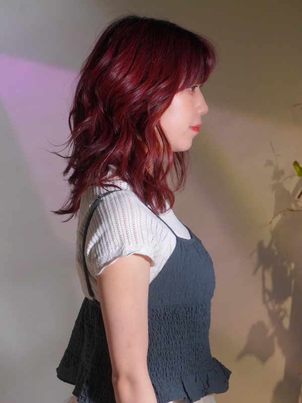 個性派レッドがちょっとリッチなミディアム×ウェーブ