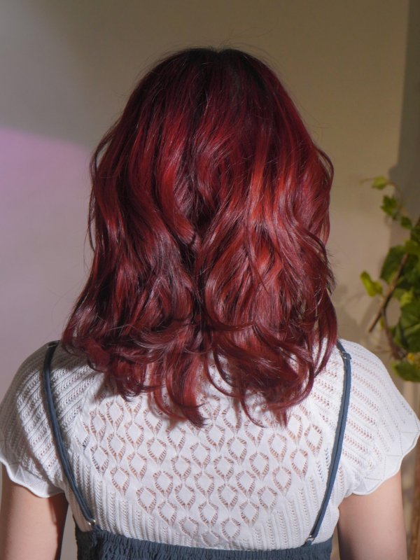 個性派レッドがちょっとリッチなミディアム×ウェーブ