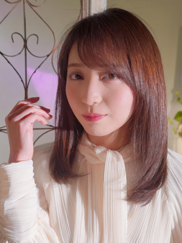小顔効果バツグン！前髪ありの清楚な内巻きミディアム