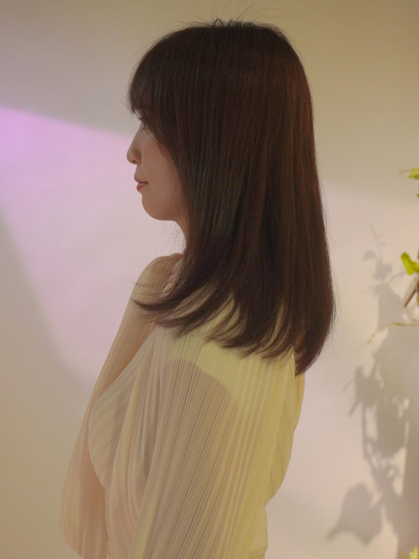 小顔効果バツグン！前髪ありの清楚な内巻きミディアム