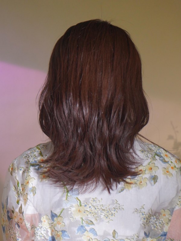 外ハネウェーブとシースルーバングで大人かわいい韓国セミロング