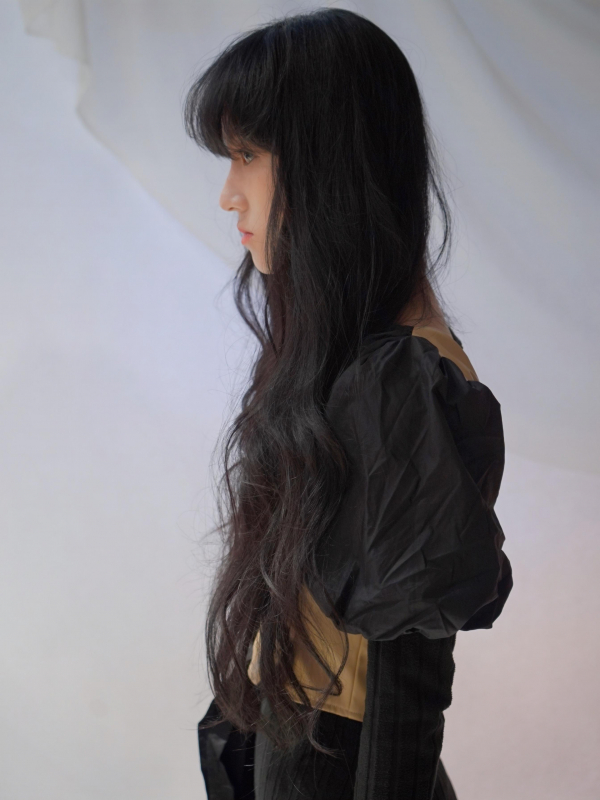 黒髪ロングのラフでクールなウェーブヘア