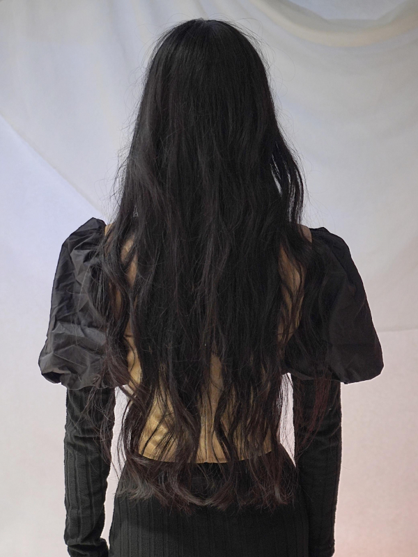 黒髪ロングのラフでクールなウェーブヘア