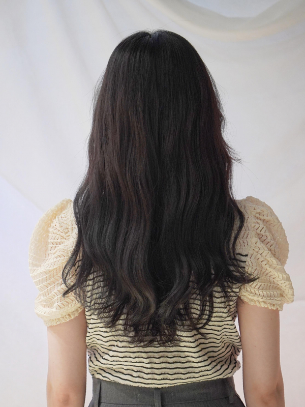 小顔効果あり！黒髪ロングの韓国ウェーブ