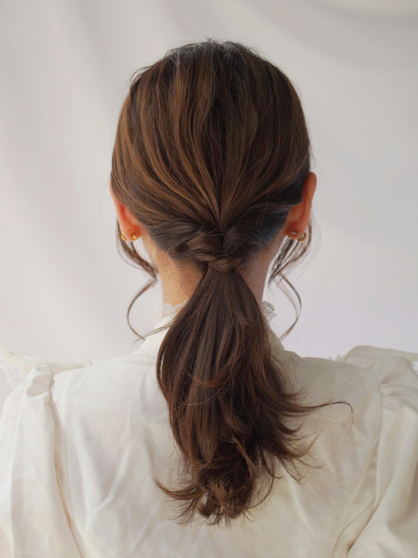 前髪なしセミロングをくるりんぱで簡単ポニーヘアにアレンジ