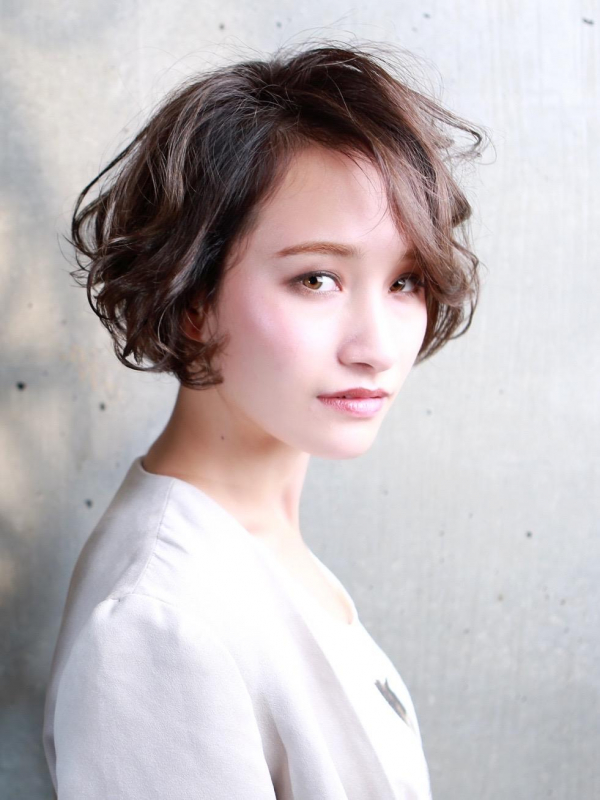 ふわりパーマが素敵な大人の前髪なしショートボブ