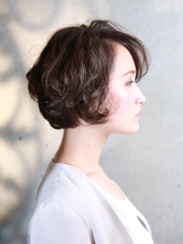 ふわりパーマが素敵な大人の前髪なしショートボブ