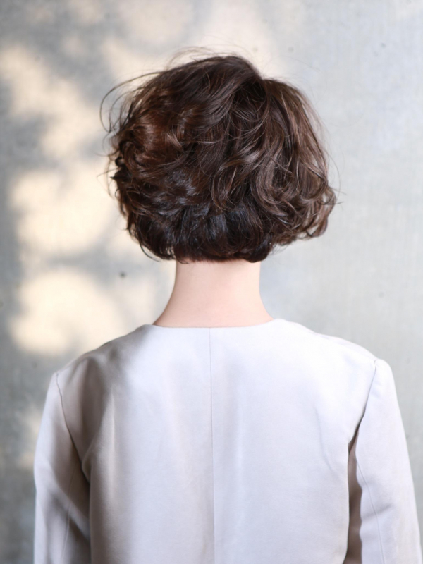 ふわりパーマが素敵な大人の前髪なしショートボブ