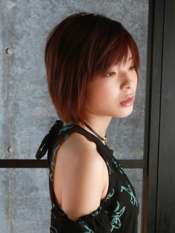 ストレートヘアがクールな前髪ありショートボブ