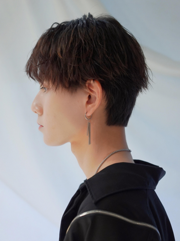 さりげないウェーブが今っぽいセンターパートのメンズヘア