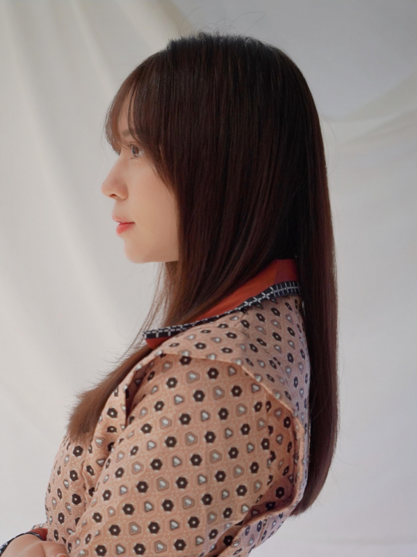 シースルーバングとストレートヘアでナチュラルなセミロング