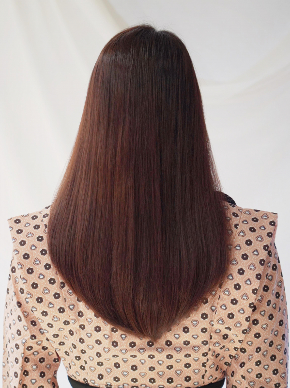 シースルーバングとストレートヘアでナチュラルなセミロング