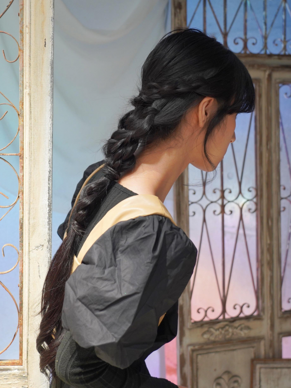 黒髪ロングのオシャレな三つ編みアレンジ