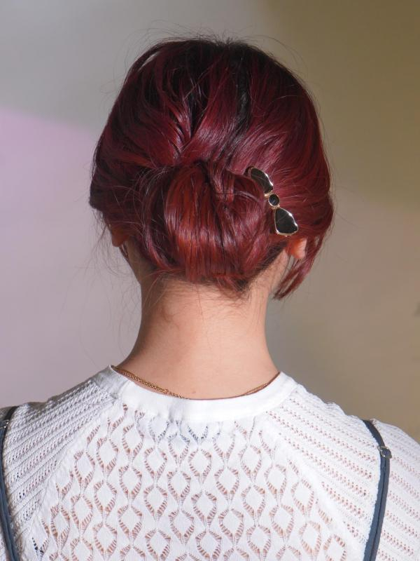 ミディアムをコンパクトなお団子スタイルにアレンジ