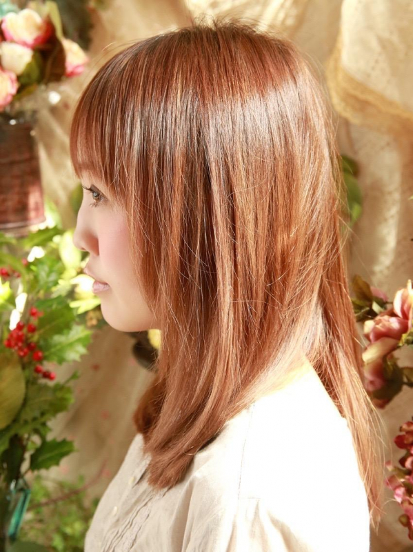 シンプル&ナチュラルが魅力のストレートのミディアムヘア