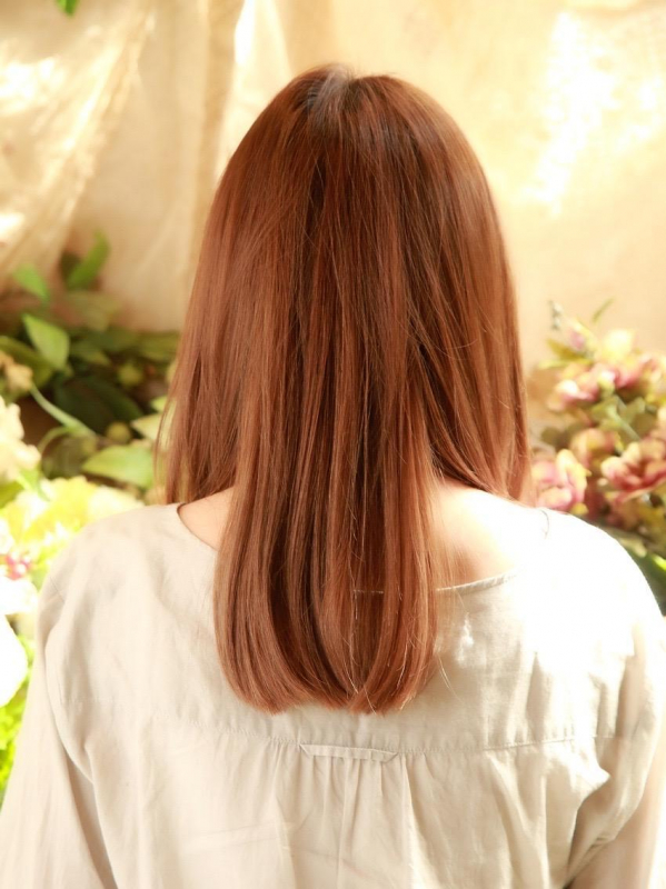 シンプル&ナチュラルが魅力のストレートのミディアムヘア