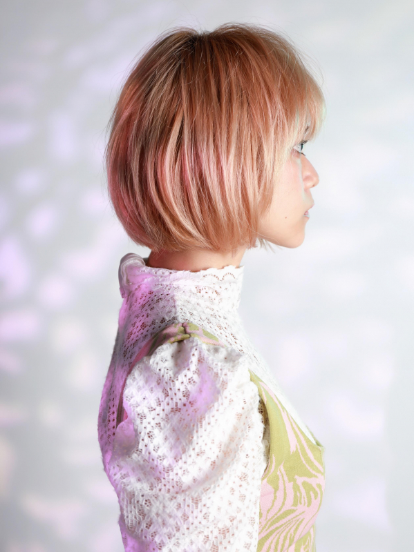 ダブルカラーのブリーチヘアがかわいいひし形ボブ