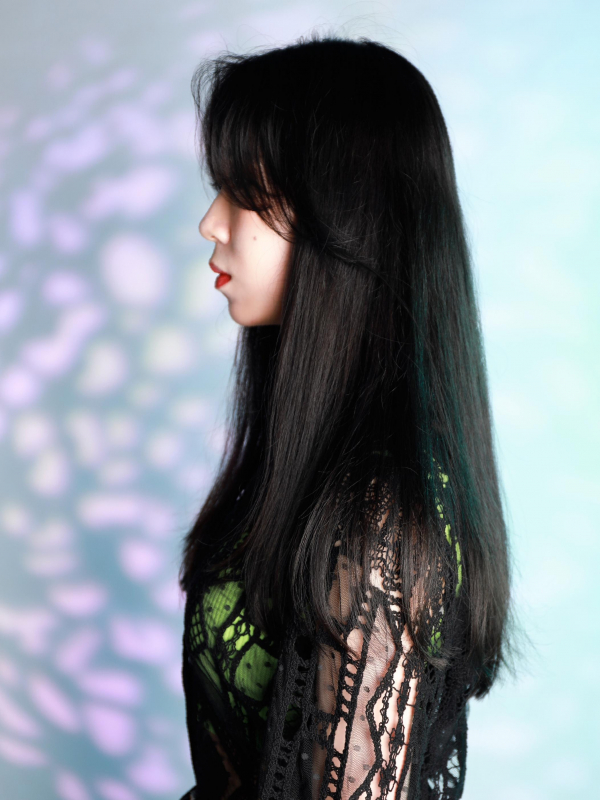 前髪なしの黒髪×ロングはセンターパートで大人のムードに