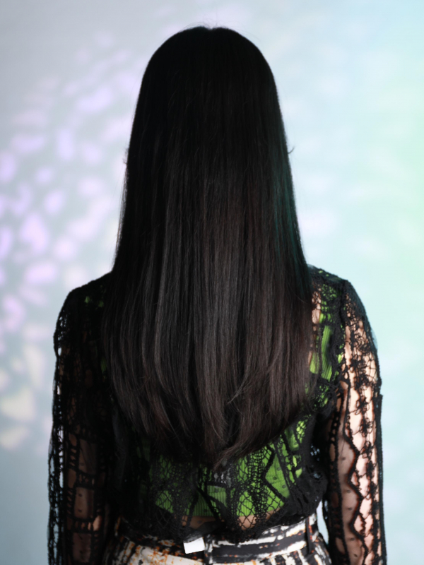 前髪なしの黒髪×ロングはセンターパートで大人のムードに