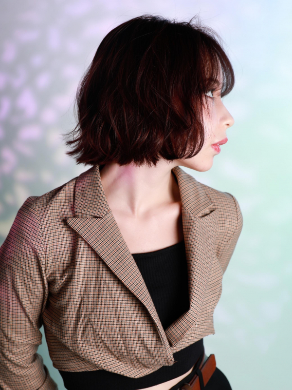 切りっぱなしボブにウェーブ＆シースルーバングをプラス