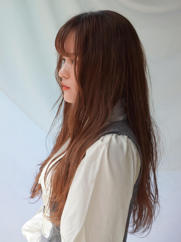 ゆるいウェーブとシースルーバングがフェミニンなロングヘア