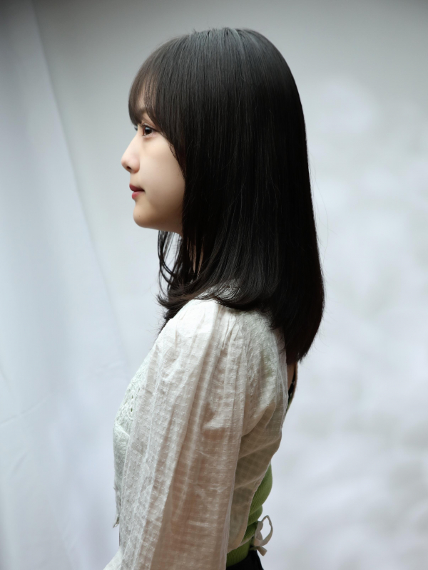 ナチュラルなセミロング！前髪ありの黒髪ストレート