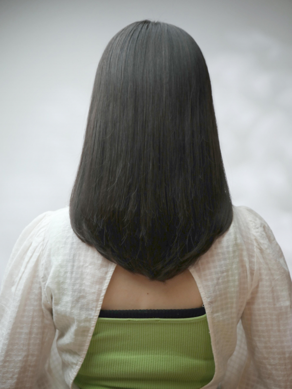 ナチュラルなセミロング！前髪ありの黒髪ストレート