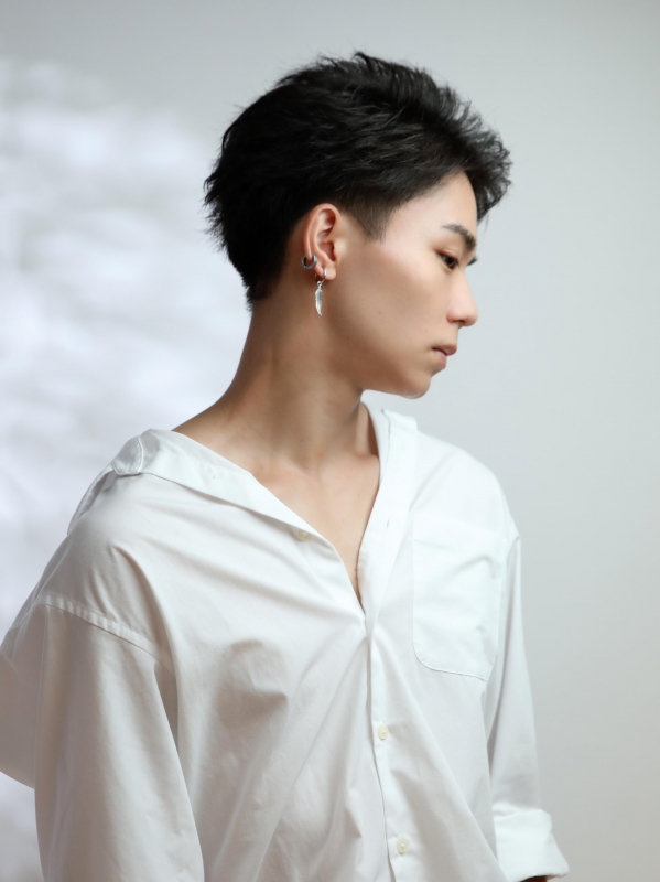 アップバングで爽やかに！黒髪メンズショート