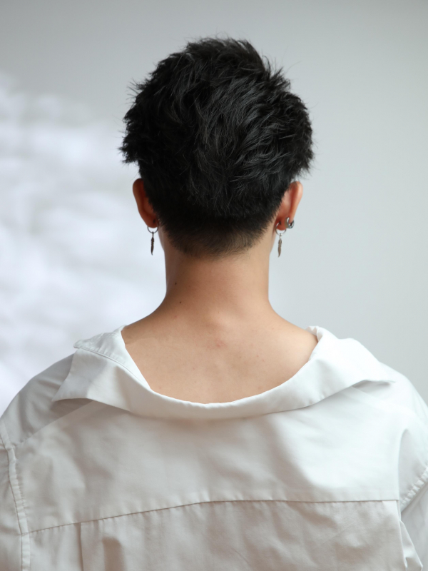 アップバングで爽やかに！黒髪メンズショート