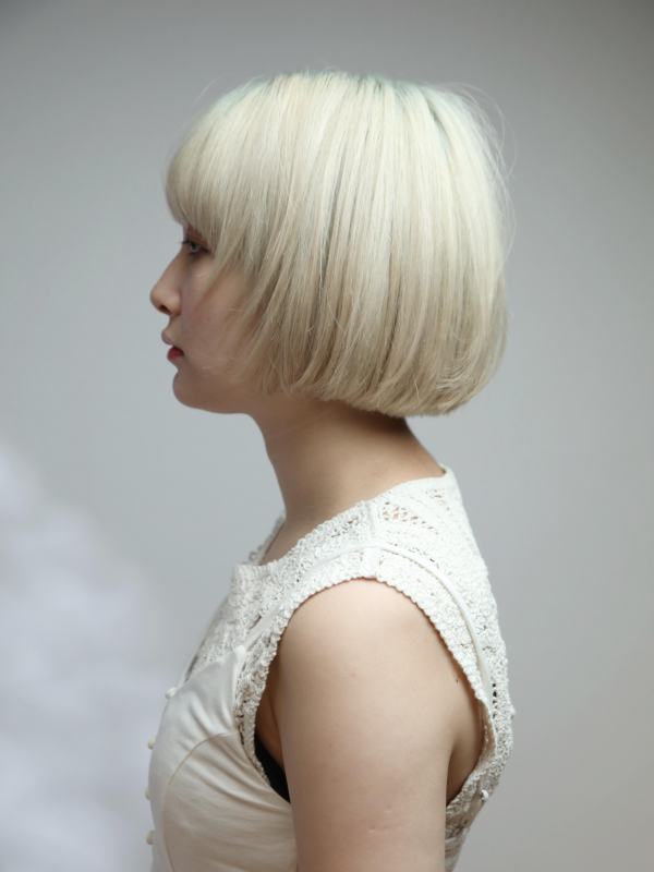 ケアブリーチ＋ハイトーンカラーで白に近いホワイトカラーのボブ