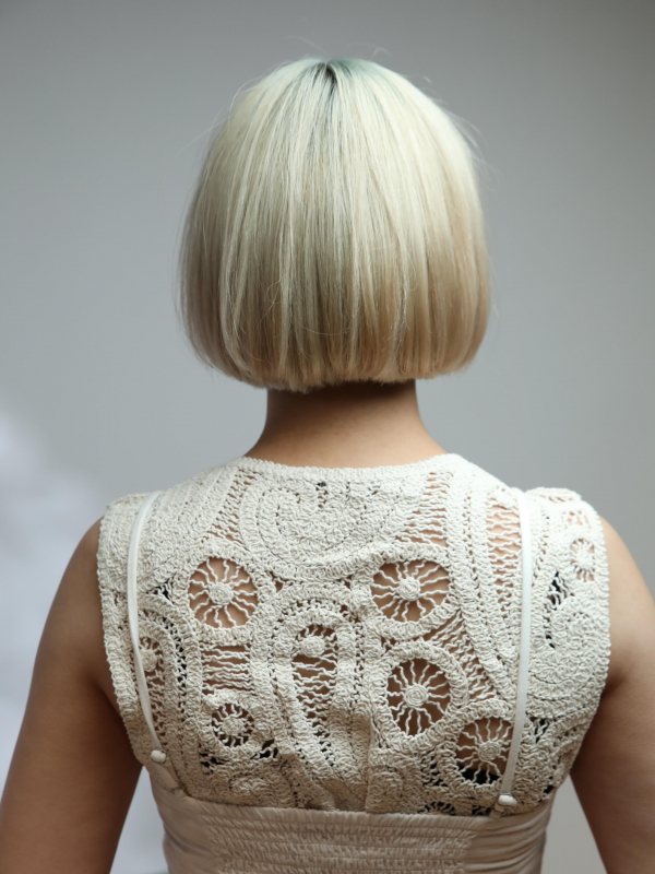 ケアブリーチ＋ハイトーンカラーで白に近いホワイトカラーのボブ