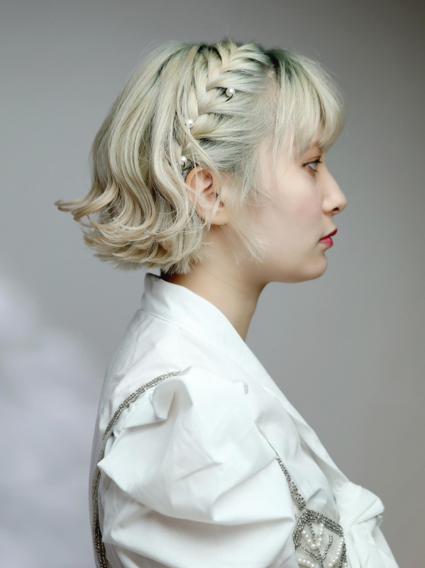簡単ボブのヘアアレンジ！表編み込み×ハイトーン