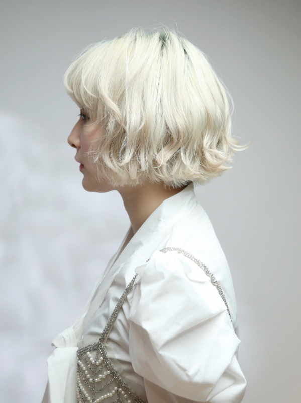 巻き髪がかわいい！ボブ×ホワイトカラー